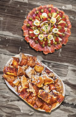 Tabak meze Meze ve Spit kavrulmuş domuz eti dilim eski ahşap Bahçe masada