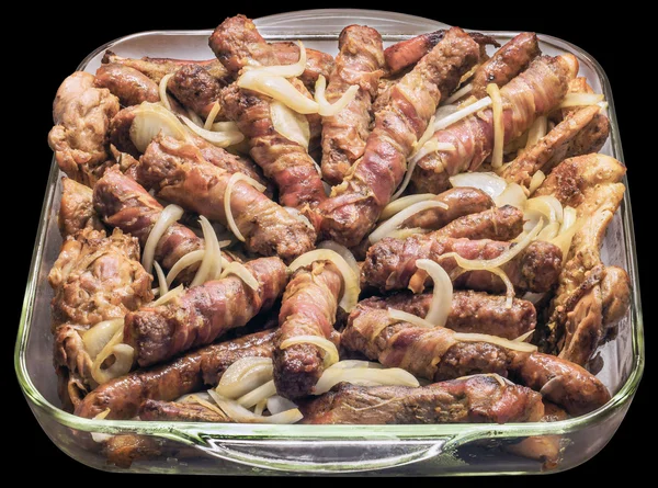 Schotel gegrilde gehakt vlees Loafs Cevapcici met gehakte ui geïsoleerd op zwarte achtergrond — Stockfoto