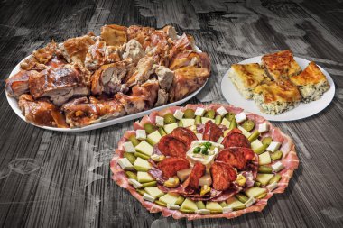 Meze yemek Meze tabak dolusu tükürük ile kavrulmuş domuz eti ve lapa lapa ahşap Bahçe tablo peynir pasta dilimi eski kırık