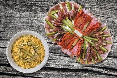 Meze lezzetli yemek Meze Olivier salata ile eski kırık ahşap piknik masa ayarla