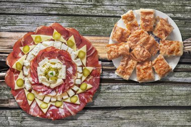 Eski kırık ahşap piknik masa peynir pasta sette meze lezzetli yemek Meze ile Sırp geleneksel Gibanica tanımlık buruşuk