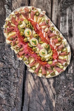 Meze lezzetli yemek Meze sette eski ahşap piknik masa kırık 