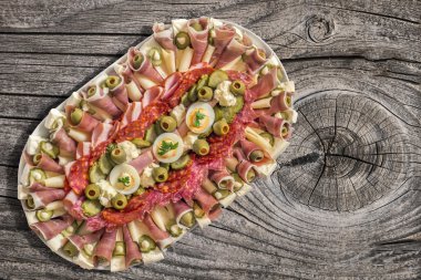 Meze lezzetli yemek Meze sette eski ahşap piknik masa kırık 