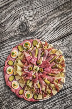 Meze lezzetli yemek Meze sette eski ahşap piknik masa kırık 