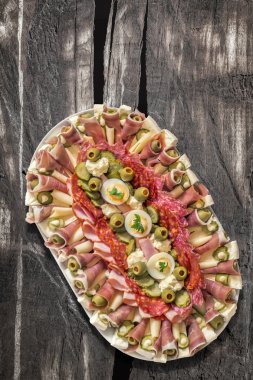 Meze lezzetli yemek Meze sette eski ahşap piknik masa kırık 