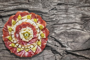 Meze lezzetli yemek Meze sette eski ahşap piknik masa kırık 