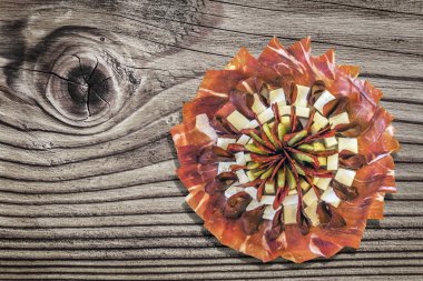 Meze lezzetli yemek Meze sette eski ahşap piknik masa kırık 