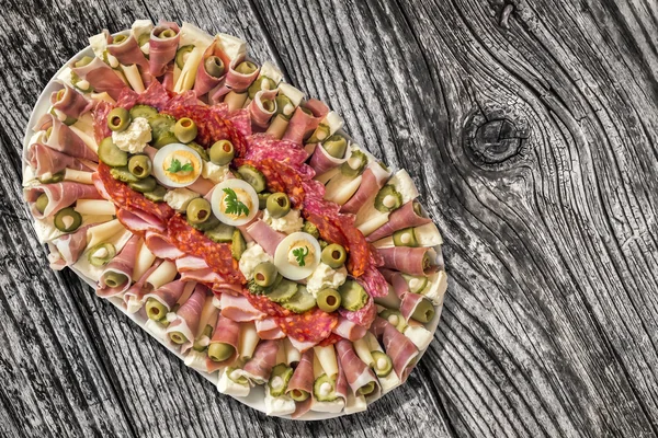 Voorgerecht smakelijke schotel Meze Set op oude gebarsten houten picknicktafel — Stockfoto