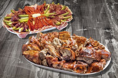 Meze lezzetli yemek Meze tabak dolusu tükürük ile domuz eti dilim eski kırık lapa lapa ahşap Grunge zemin üzerine kavrulmuş