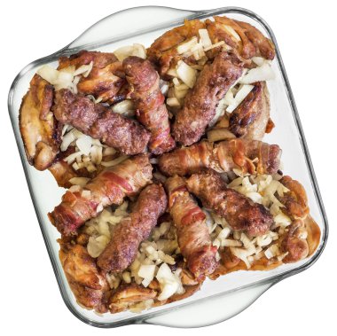 Cevapcici ve beyaz arka plan üzerinde izole Pan pişirme bardak doğranmış soğan tavuk uyluk ızgara kıyılmış et Loafs