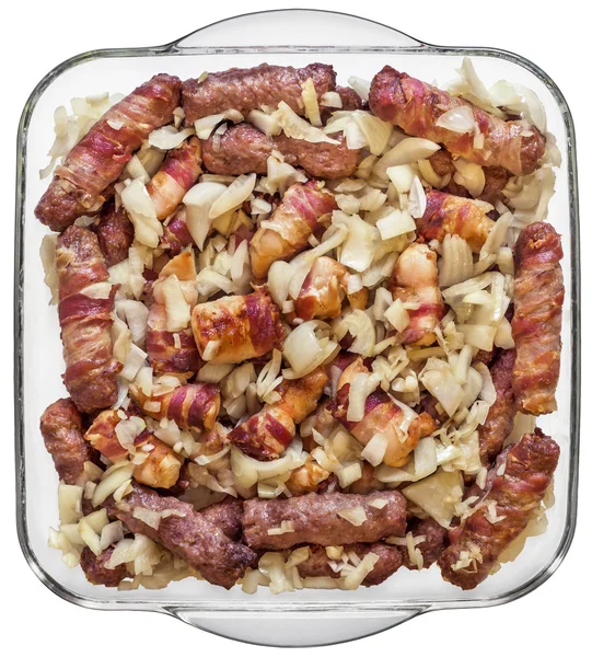 Bacon Wrapped gegrild gehakt vlees Loafs Cevapcici en kipfilet Fillets spek rolletjes met gehakte ui In glas bakken Pan geïsoleerd op witte achtergrond — Stockfoto