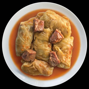 Tabak pişmiş füme domuz jambon parçaları ile domates soslu kıyma ile dolması lahana rulo