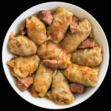 Siyah arka plan üzerine izole porselen kasede servis domates soslu pişmiş kıyma lahana rulo dolması