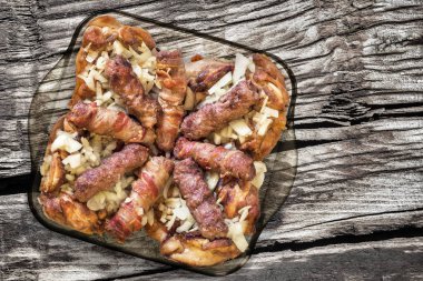 Izgara kıyılmış et Cevapcici Loafs ve tavuk uyluk Pan pişirme bardak doğranmış soğan ile eski ahşap üzerine ayarla