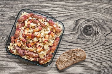 Izgara kıyılmış et Cevapcici Loafs ve eski düğümlü ahşap sette ekmek dilim ile tavada pişirme pastırma ile cam soğan tavuk beyaz et haddelenmiş