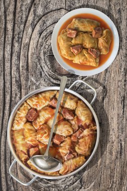 Paslanmaz çelik Saucepot küme eski ahşap Bahçe masada domates soslu pişmiş kıyma tabak lahana rulo dolması
