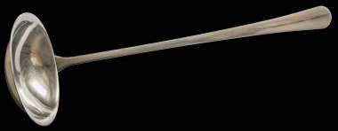 Siyah arka plan üzerine izole eski paslanmaz çelik sos Kepçe