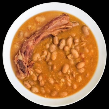 Tabak siyah arka plan üzerine izole füme domuz kaburga ile fasulye konservesi