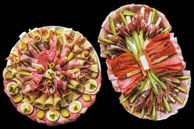 Siyah arka plan üzerine izole iştah açıcı lezzetli yemekleri Meze