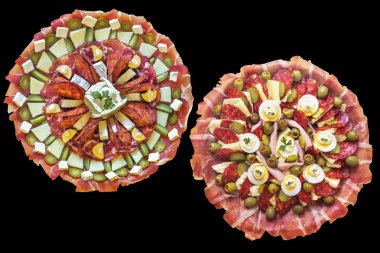 Siyah arka plan üzerine izole iştah açıcı lezzetli yemekleri Meze