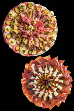 Siyah arka plan üzerine izole iştah açıcı lezzetli yemekleri Meze