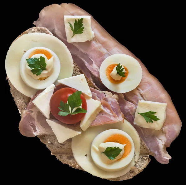 Käse Schweinefleisch Gammon-Ei und Mayonnaise-Sandwich mit extra Bauchspeck rasher und Kirschtomaten isoliert auf schwarzem Hintergrund — Stockfoto