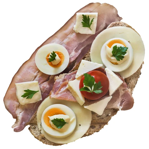 Käse Schweinefleisch Gammon-Ei und Mayonnaise-Sandwich mit extra Bauchspeck rasher und Kirschtomaten isoliert auf weißem Hintergrund — Stockfoto