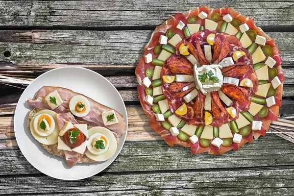 Voorgerecht smakelijke schotel Meze met Bacon kaas ei Gammon en tomaat Sandwich Set op oude houten tuin tafel — Stockfoto