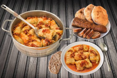 Tabak kıyma jambon füme dilimleri paslanmaz çelik Saucepot bambu yer Mat pide ekmek ile servis içinde domates soslu pişmiş dolması lahana rulo Loafs ve baget dilimlenmiş