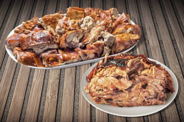 Tabak dolusu tükürük kavrulmuş domuz eti dilimleri ile sulu Ham ahşap arka plan sette Aferin