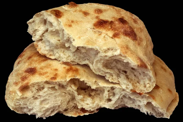 Pan de Pitta desgarrado por la mitad aislado sobre fondo negro — Foto de Stock