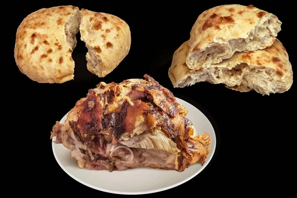 满满盘的两个皮塔饼面包撕成吐烤多汁的猪肉火腿面包孤立在黑色背景 — 图库照片