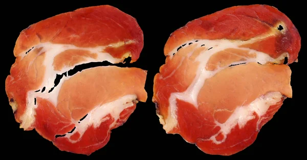 Tranches de cou de porc séchées isolées sur fond noir — Photo