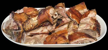 Tabak dolusu tükürük kavrulmuş Pork Omuz dilimleri siyah arka plan üzerine izole