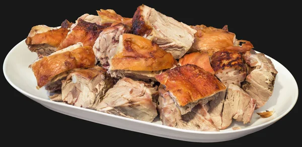 Plateful de Spit assado fatias de ombro de porco isolado em fundo preto — Fotografia de Stock