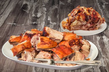 Tabak dolusu tükürük kavrulmuş domuz jambon ve lapa lapa ahşap Bahçe masa omuz dilimleri sette eski kırık