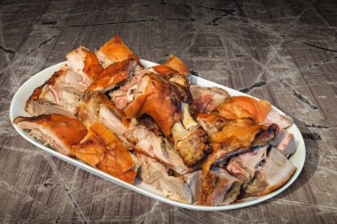 Tabak dolusu tükürük kavrulmuş Pork Omuz dilimleri sette eski kırık lapa lapa ahşap Bahçe masa