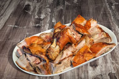 Tabak dolusu tükürük kavrulmuş Pork Omuz dilimleri sette eski kırık lapa lapa ahşap Bahçe masa