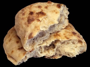 Siyah arka plan üzerine izole somun yırtık pide ekmek