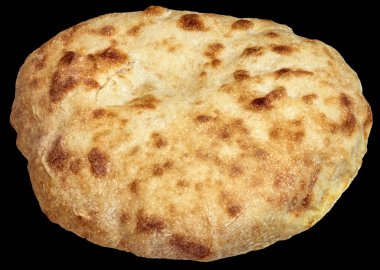 Siyah arka plan üzerine izole pide ekmek somun