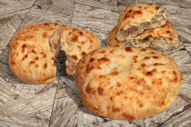 Pide ekmek somunları eski rustik kırık lapa lapa ahşap Bahçe masada ayarla