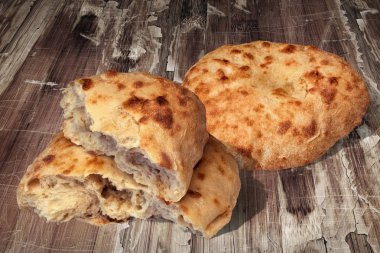 Pide ekmek somunları eski rustik kırık lapa lapa ahşap Bahçe masada ayarla
