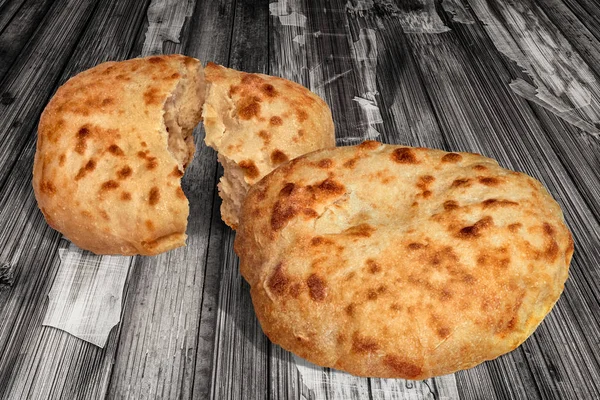 Pitta kenyér kenyeret meg régi rusztikus repedt pelyhes fából készült kerti asztal — Stock Fotó