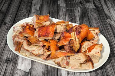 Tabak dolusu tükürük kavrulmuş Pork Omuz dilimleri sette eski kırık lapa lapa ahşap Bahçe masa