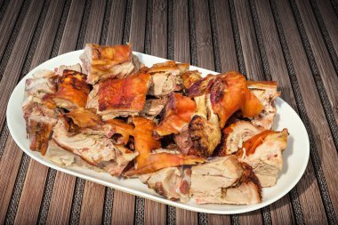 Tabak dolusu tükürük kavrulmuş Pork Omuz dilimleri sette rustik ahşap yer minderi