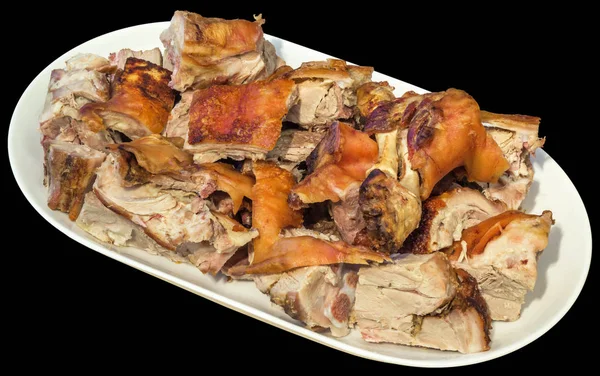 Tabak dolusu tükürük kavrulmuş Pork Omuz dilimleri siyah arka plan üzerine izole