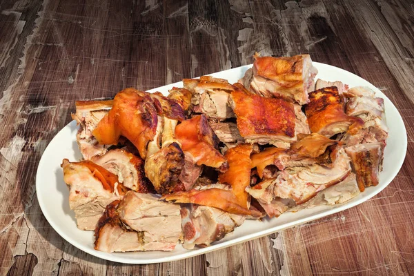 Tabak dolusu tükürük kavrulmuş Pork Omuz dilimleri sette eski kırık lapa lapa ahşap Bahçe masa