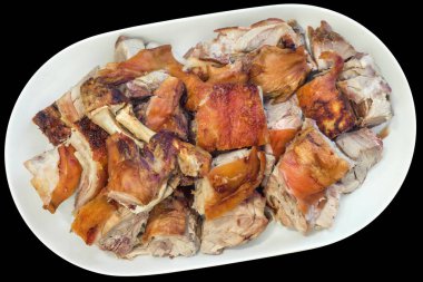 Tabak dolusu tükürük kavrulmuş Pork Omuz dilimleri siyah arka plan üzerine izole