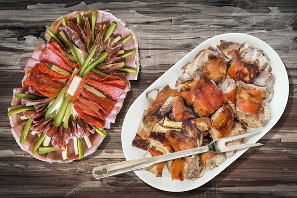 Tabak dolusu tükürük kavrulmuş Pork Omuz dilimleri ve Sırp meze lezzetli yemek Meze sette eski kırık rustik ahşap piknik masası 