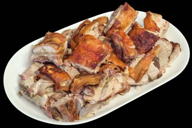 Siyah arka plan üzerine izole domuz eti dilimleri tabak dolusu tükürük kavrulmuş